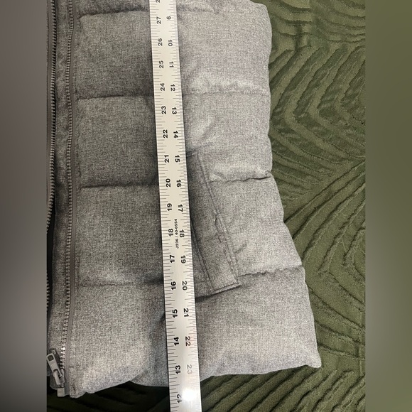 Old Navy gray puffer vest size XS EUC - Picture 5 of 7